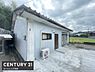 その他：平屋造りの外観が印象的です。広々とした敷地で開放感があります。外壁には明るい色調が使われすっきりとした印象です。窓や扉の配置もシンプルで機能的なデザインです。