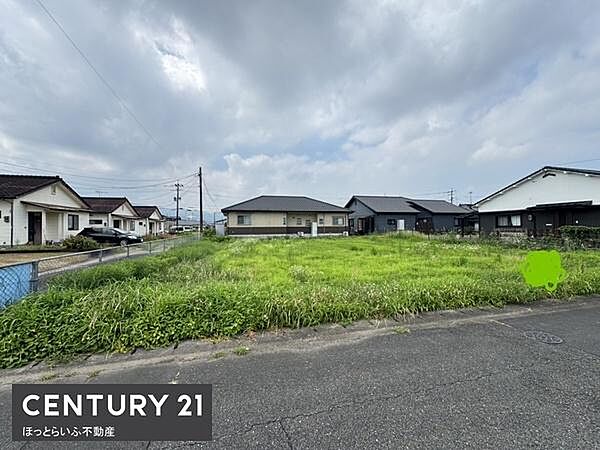 すっきりとした前面道路に面した現地写真です。周囲には住宅が整然と並び落ち着いた雰囲気が感じられます。空が広く光が入りやすい立地です。敷地の形状が確認しやすい写真です。