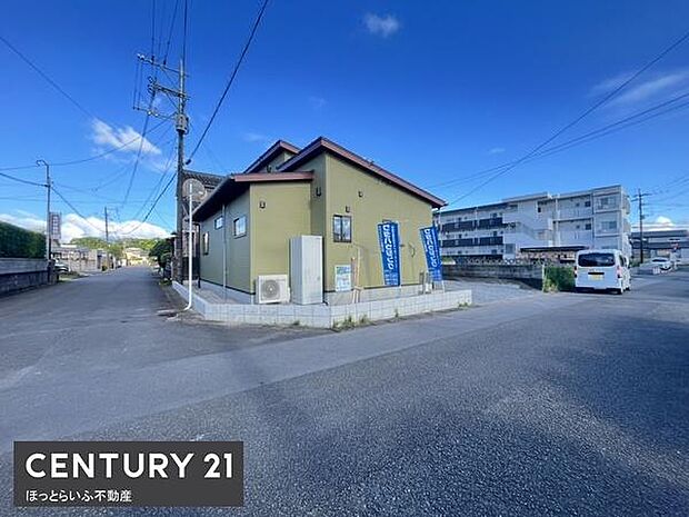 現地写真では広々とした前面道路が確認できます。建物周辺もゆとりあるスペースが取られています。周囲の建物との距離もしっかりとございます。道路の幅員も十分で車の出入りも便利です。快適なアクセスが可能です。