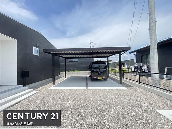 屋根付きのカーポートが設置されておりお車を雨や日差しから守ることができます。広々としたスペースで出入りもスムーズです。敷地がしっかり確保されており車の駐車も快適に行えます。