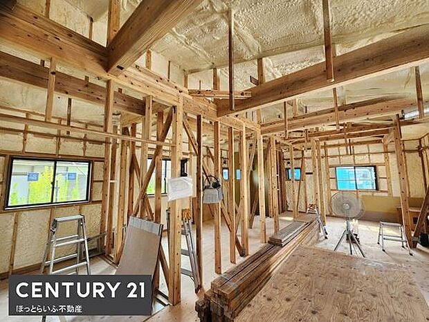 現在建築中の木造住宅の様子です。断熱材がしっかり施工されており室内の快適性が期待できます。窓からの採光も十分に確保されています。天井までの開放感が感じられる構造です。