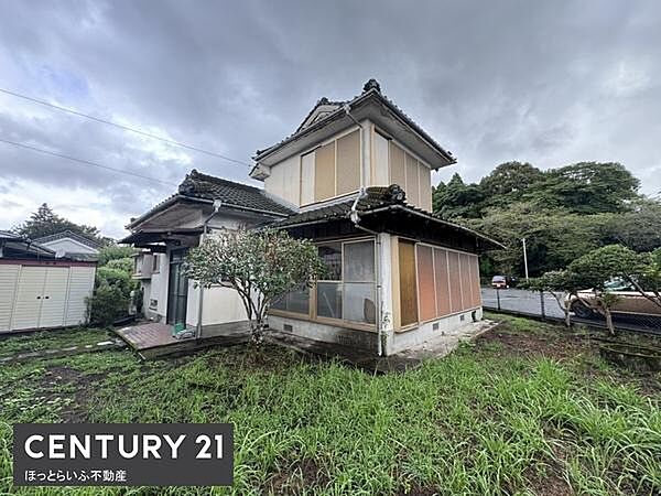 落ち着いた雰囲気の外観が特徴的です。敷地には自然が感じられる庭スペースがあります。駐車スペースも確保されています。周囲は緑豊かな環境です。建物がしっかりとした印象を与えます。