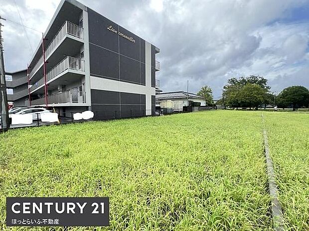 周囲に建物がありながらも広いスペースが確保されています。現地土地写真から開放的な印象を持つことができます。整った形状のため活用の幅が広がります。日当たりも良好で隣接道路へのアクセスも確認できます。