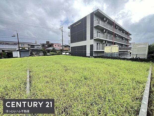 開放感のある現地土地写真です。周辺に住宅や建物があり安心感があります。平坦な地形なので活用しやすい印象です。陽当たりも良く穏やかな雰囲気が魅力的です。敷地の広さをしっかり感じられます。