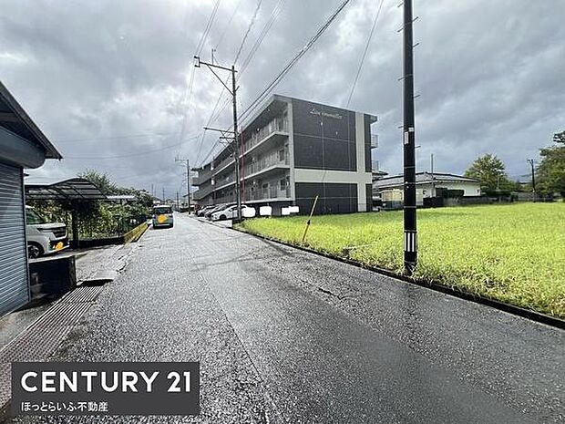 前面道路が広く車の出入りがしやすい環境です。周辺には住宅や緑が広がり落ち着いた雰囲気が感じられます。建物の外観がしっかりと管理されており清潔感があります。敷地周辺は開放感があり日当たりも期待できます。