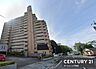 その他：落ち着いた色合いの外観デザインが印象的なマンションです。周辺には緑が多く開放感のある雰囲気です。敷地内に駐車スペースが確保されており利便性の高さが感じられます。建物の階数が多く見晴らしも期待できます。