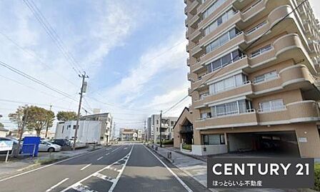 現地からの眺望は開放感があり周囲の建物との距離も確保されています。空が広く見渡せるため明るさを感じられます。前面道路の幅も広めでゆとりある印象です。周辺には整った街並みが広がります。