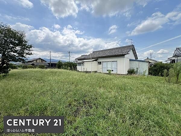 広々とした敷地で周辺にゆとりがあります。閑静な住宅地に位置しています。空を広く感じる開放的な土地です。隣接する住宅との距離も確保されています。建築プランを立てやすい形状です。