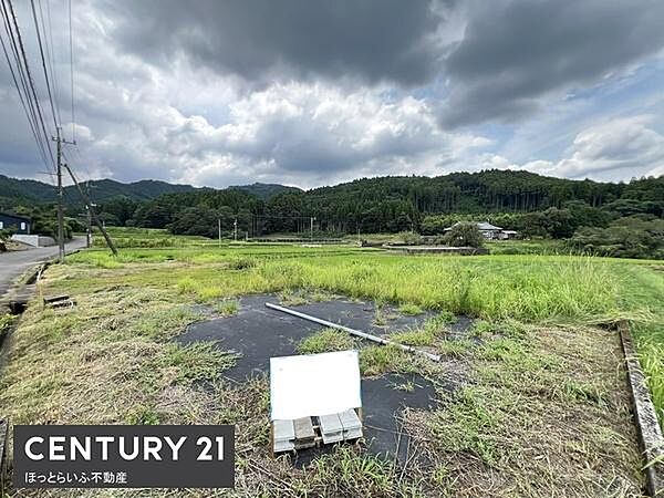 自然に囲まれた現地土地写真です。見晴らしの良いロケーションが広がり周辺には緑が豊富に感じられます。前面道路にもアクセスしやすい立地です。建築プランのご相談もしやすい広さを確保しています。
