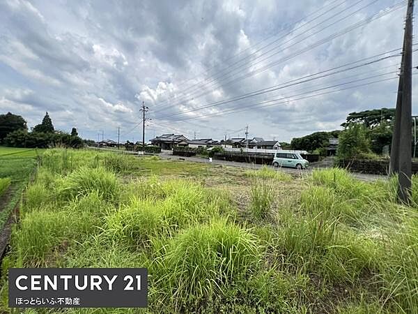 広々とした現地土地写真です。周囲には建物が少なく開放的な雰囲気が感じられます。電線や道路の様子もはっきりと確認できます。現地の状況がよく分かる一枚です。空模様が印象的で自然を感じられます。