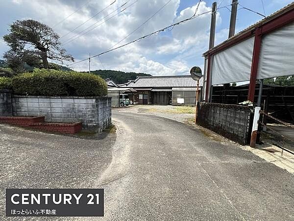 広々とした敷地が魅力の物件です。アプローチ部分がゆったりしているため大きなお車の出入りにも対応できます。周囲に緑が多く開放感のある空間が広がります。