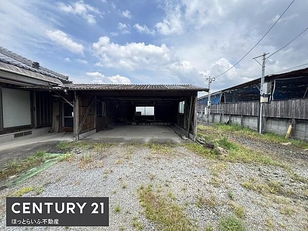 広々とした屋外スペースが目を引きます。車庫付きで車の保管に便利です。屋外の開放感を感じられる環境です。敷地内にはプライベート感のあるスペースが確保されています。