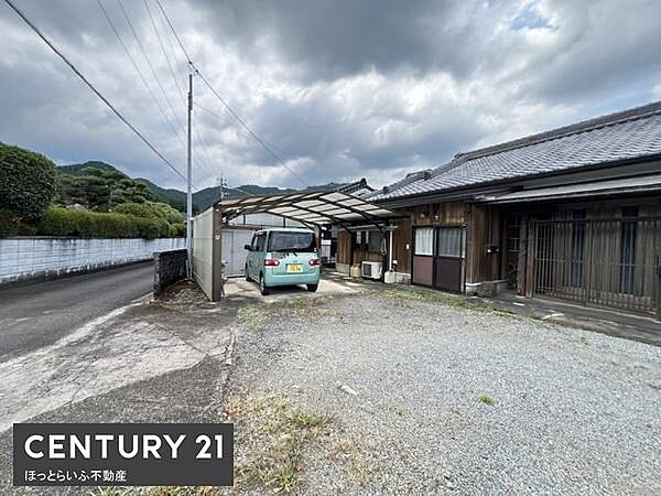 広々とした駐車スペースが備わっており車の出し入れもスムーズに行えます。建物の外観は落ち着いた印象で周辺は自然を感じられる環境です。カーポートが設置されているため雨天時でも安心してご利用いただけます。