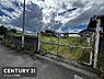 その他：前面道路が広く車の出入りもしやすい立地です。敷地との境界が明確なフェンスで囲まれています。周辺は落ち着いた雰囲気で住宅用地としても利用が可能です。陽当たりも良好な現地の様子です。