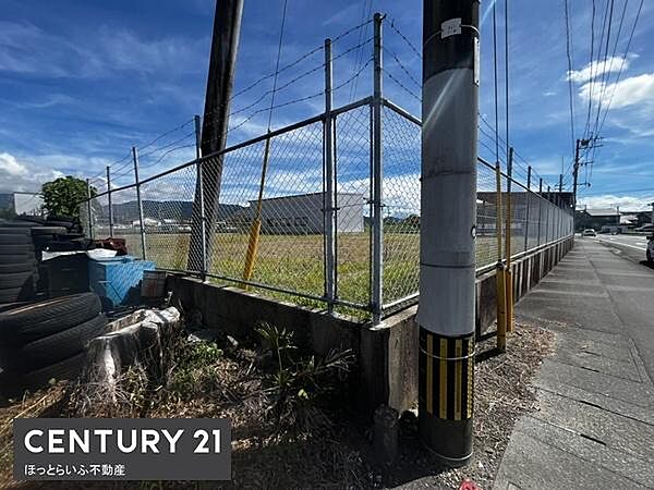 現地写真では広々とした土地と周囲の開放感が印象的です。前面道路も整っており交通の利便性が感じられます。フェンスで囲まれているため安心感があります。青空の下で周辺環境も明るく見えます。