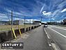 その他：前面道路は幅があり開放感のある現地写真です。歩道が整備されており通行もしやすそうです。空が広がっている印象のロケーションが伝わります。周辺には建物も点在し利便性を感じられる一枚です。