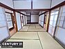 和室：和室の続き間が広がり開放感を感じられる空間です。障子からやわらかな光が入り落ち着いた印象です。畳の状態も良好で和の趣が感じられます。収納スペースもしっかり確保されています。