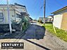その他：現地写真は前面道路までしっかりと映っており周辺の建物や道路状況が確認できます。陽当たりも良く敷地周辺の雰囲気が分かりやすい写真です。落ち着いた住宅街の様子が伝わります。