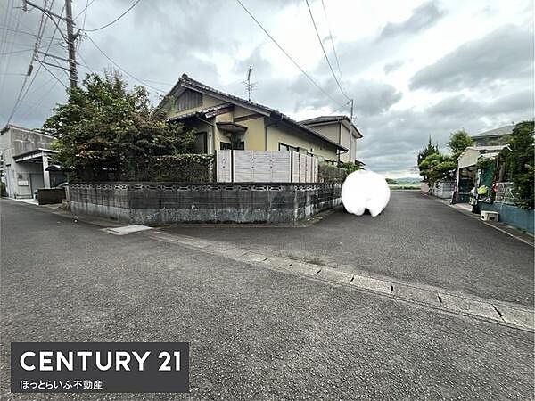 前面道路が広く車の出入りもしやすい立地です。周囲は閑静な住宅街となっており落ち着いた環境が魅力です。歩道も整備されており安心して生活できます。建物外観や街並みも整っています。