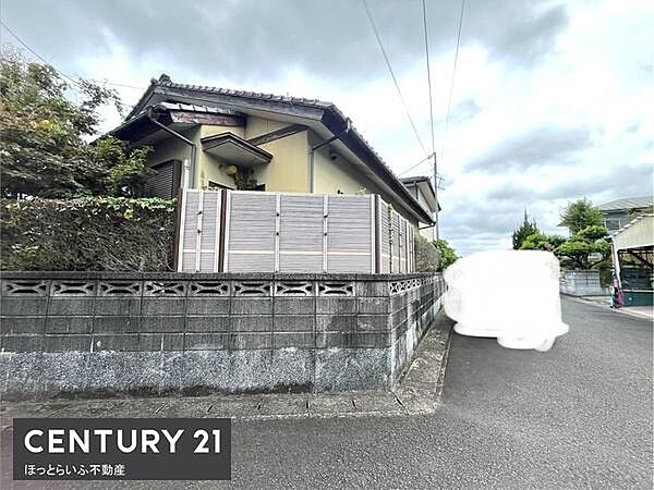 角地に位置する住まいが開放感とプライバシーを両立しています。前面道路は広々とした印象で車の出し入れもスムーズです。落ち着いた住宅街の中にあり静かな環境が魅力です。