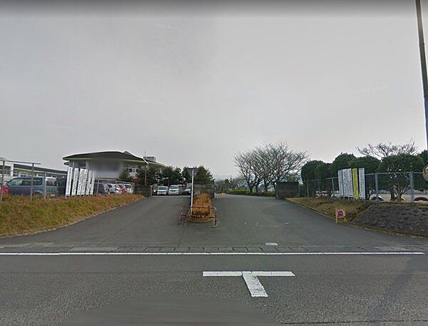 三股町立三股西小学校まで1136m、知・徳・体の調和のとれた、人間性豊かな児童の育成