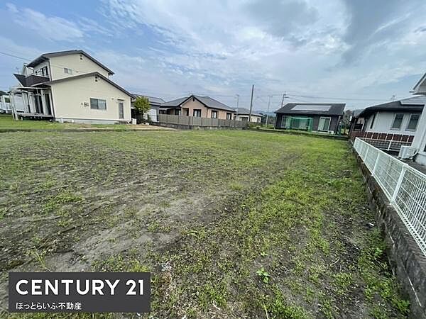 周辺は住宅が立ち並び落ち着いた環境が広がっています。現地土地写真からは整った形状の区画が確認できます。道路に面しているため車の出入りがしやすい印象です。両側にフェンスや塀もあり境界がわかりやすいです。