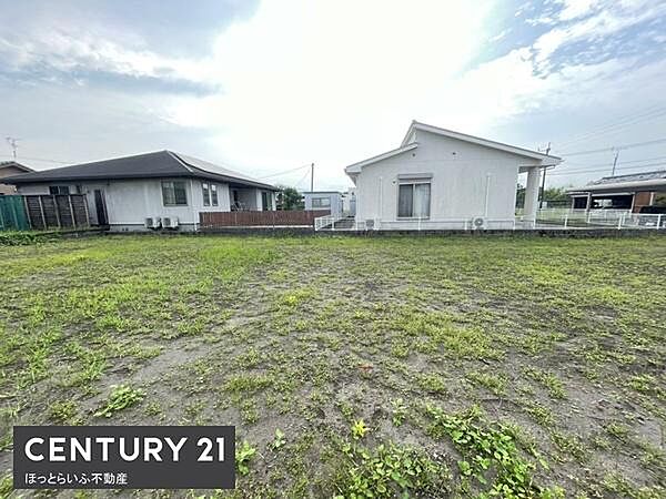 陽当たりの良さを感じる現地土地写真です。周囲には住宅が並び整った区画が確認できます。フラットな地形で使い勝手が広がります。閑静なエリアで落ち着いた住環境です。道路からのアクセスも良好です。