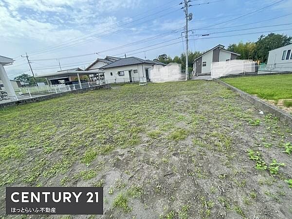 現地土地写真では敷地が広々とした印象です。周囲には住宅が建ち並び整った街並みが感じられます。平坦な地形のため様々な活用が検討しやすい一枚となっています。道路やインフラ設備も確認しやすい現地写真です。