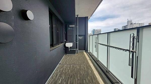 明るく開放的なバルコニー