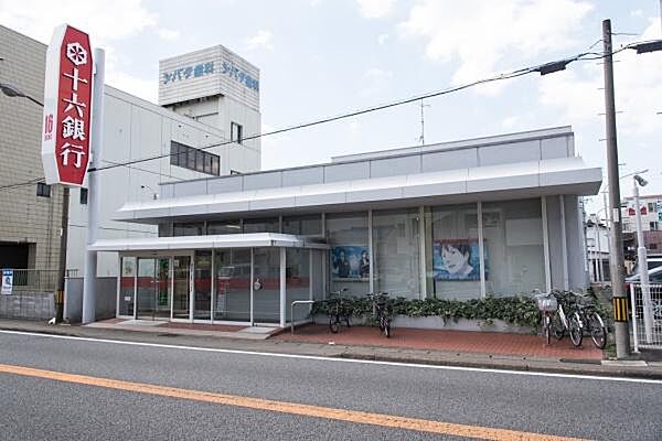 十六銀行高見支店まで580m