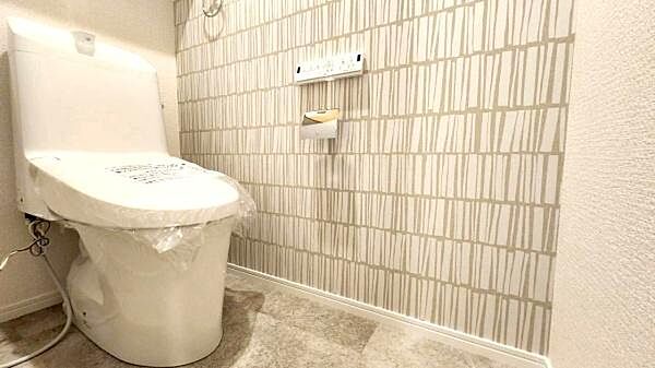 清潔感あふれる白基調のシンプルなトイレ空間。すっきりとした設計で毎日気持ちよく使用でき、コンパクトながら使い勝手のよい仕上がりです。
