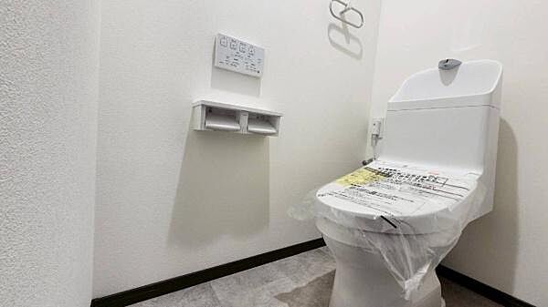 清潔感あふれる白基調のシンプルなトイレ空間。すっきりとした設計で毎日気持ちよく使用でき、コンパクトながら使い勝手のよい仕上がりです。