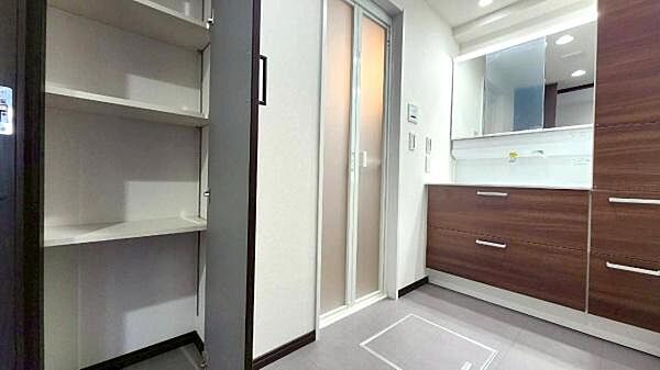 ワイドな洗面台は朝の準備に貢献。