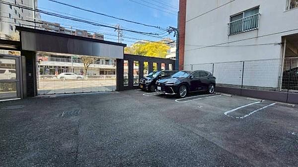 ゲート付き駐車場で防犯性とプライバシーに配慮。雨の日の乗り降りも落ち着いてでき、愛車を大切に保管できる安心感が魅力です。