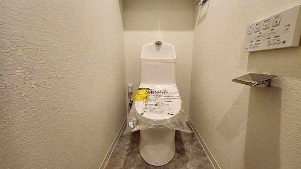 トイレには収納スペースが付いています。トイレットペーパーやお掃除道具などあまり見られたくないものを収納するのに重宝します。生活感が出にくく、すっきり片付きますね