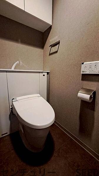 清潔感あふれる明るいトイレ。温水洗浄便座付きで快適にご使用いただけます。