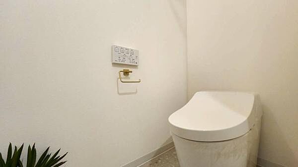 清潔感ある白黒基調のシンプルなトイレ空間。すっきりとした設計で毎日気持ちよく使用でき、コンパクトながら使い勝手のよい仕上がりです。