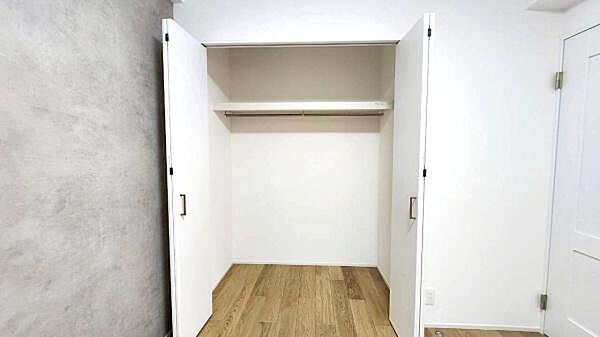 収納力のあるクローゼットです。
