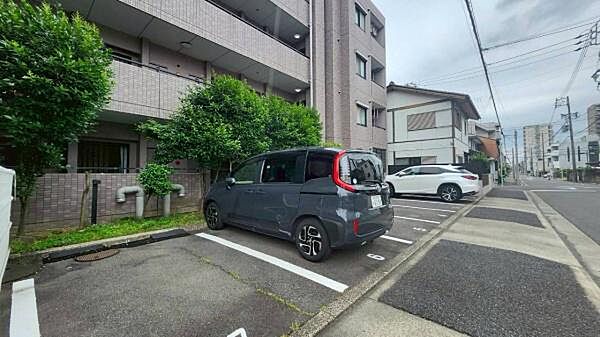 敷地内に駐車場あり。平面駐車場を完備。