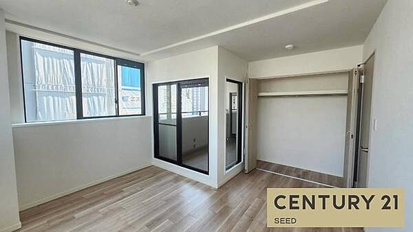 2面採光の明るい洋室。風通しも良好で、快適な居住空間をご提供します。