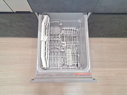 ビルトイン食洗機付きで家事の負担を軽減。共働き世帯にも嬉しい設備です。