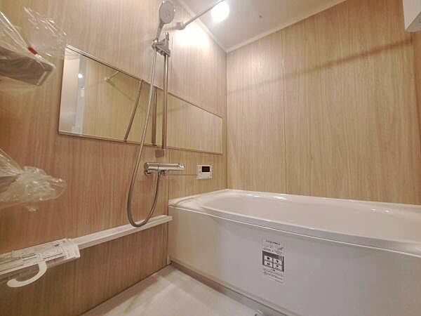 木目調パネルで温もりを感じる浴室。追い焚き機能付きで一日の疲れをじっくり癒せます。