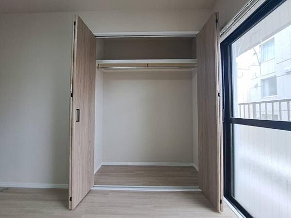 バルコニーに面した明るいお部屋のクローゼット。ハンガーパイプ・棚板付きで衣類収納も整理しやすい設計です。