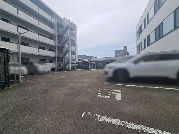 平置き駐車場完備で雨の日の乗り降りもスムーズ。区画も広めでゆったり駐車可能です。