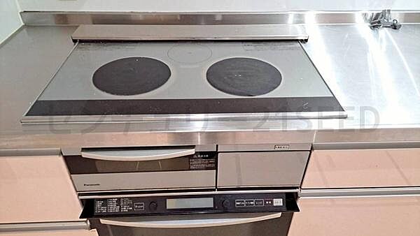 IH三口コンロ、グリル付きで日々のお料理もらくらく。天板は汚れてもサッとふき取りやすい素材です。