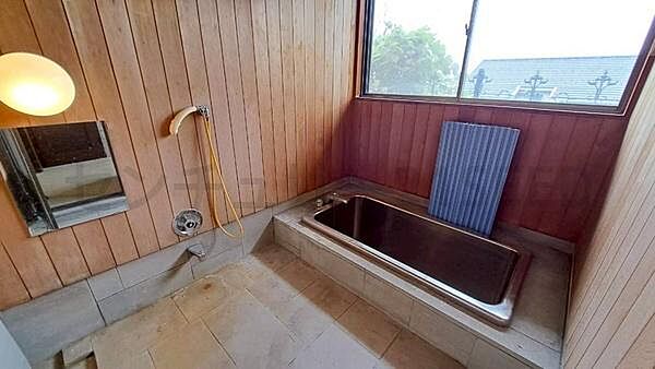 床はタイルで壁は木の温かいお風呂です。大きな窓があるので十分に換気ができます。