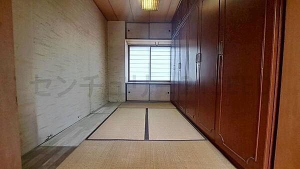 天井から地面まである収納のある和室です。衣装や季節ものなどを入れておくことができるのでとっても便利です。