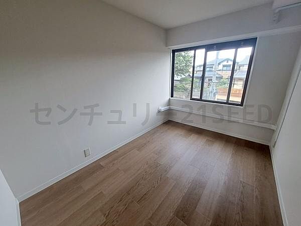 落ち着いた雰囲気の洋室。日当たりも良く、書斎や趣味の部屋としても活用いただけます。