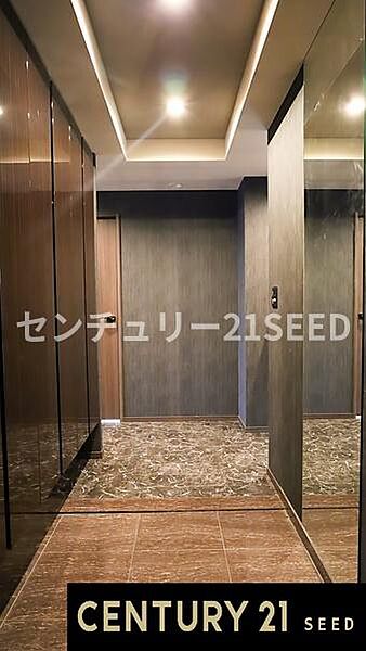 モダンでシックな玄関。大容量なシューズインクロークが設置され靴やシューズをたっぷり収納し、雨具やベビーカー、ゴルフバッグなども効率的にしまえます。