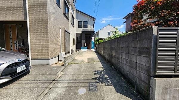 駐車場には車が2台止めれます